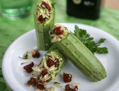 Zucchini mit Reis-Oliven-Füllung