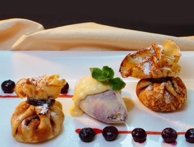 Palatschinkensackerl mit Schwarzbeeren und Topfensauce