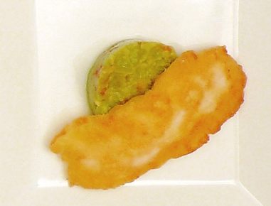 Wallerfilets in Bierteig auf Avocado-Tatar