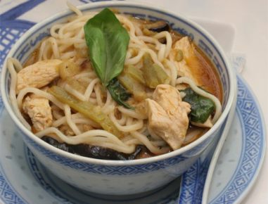 Scharfe Kokos-Nudelsuppe mit Huhn und Auberginen