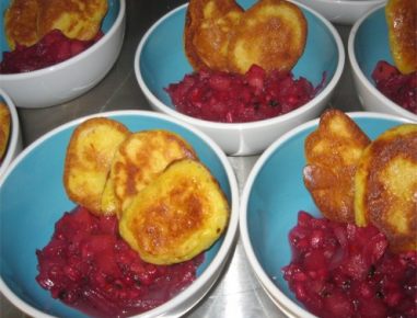 Apfel Granatapfel Chutney mit Safran Blinis