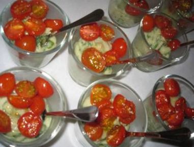 Angetrocknete Paradeiser auf Artischocken Rucola Pürree