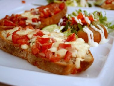 Bruschette mit Mozzarellabelag