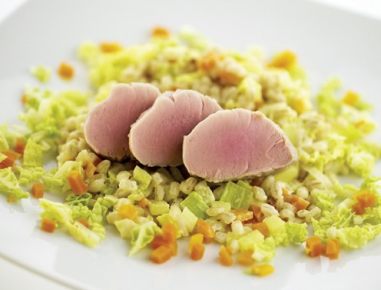 Gesurte Schweinelendchen auf Rollgerstencreme