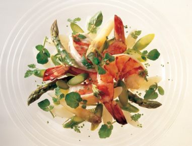 Riesencrevetten auf Spargelsalat