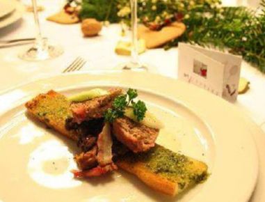 Rudolf im Speckmantel mit schwarzen Bohnen und grünem Baguette