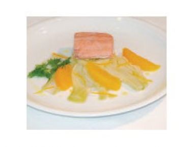 Fenchel/ Orangen - Salat mit gedämpftem Lachs und Safransauce