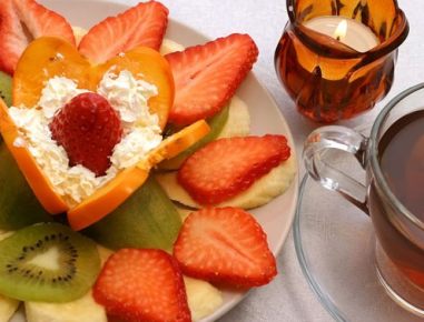 Marinierter Salat mit Kaki und Kiwi