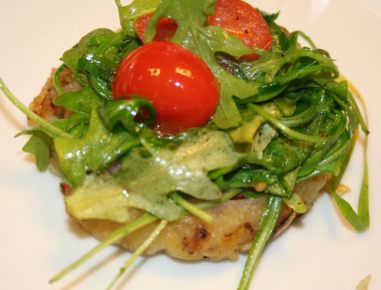 Schweinsfilet mit Speck umwickelt im Kartoffelmantel mit gebratenen Rucola