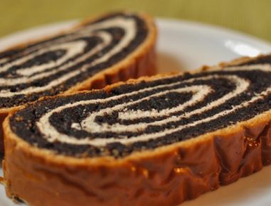 Mohnstrudel aus Germteig