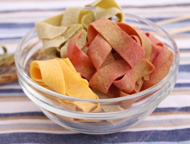 Bunte Bandnudeln mit Gemüsesauce