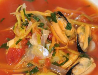 Muschelsuppe mit Tomaten und Gemüse