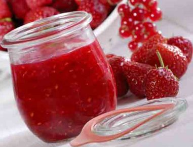 Dunkelrote Erdbeermarmelade