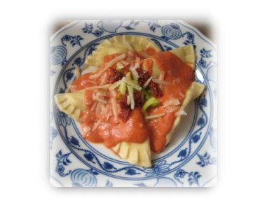 Ravioli mit Parmaschinken-Ricotta-Füllung und Tomatensauce