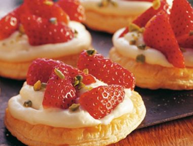 Süße Blätterteigpizza mit Vanillecreme und Erdbeeren