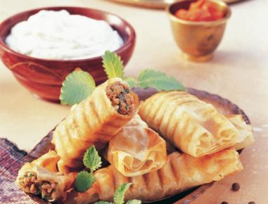 Fleischröllchen mit scharfer Sauce