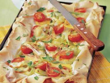 Pizza mit Lauch, Schinken und Emmentaler