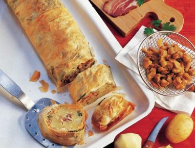 Erdäpfelstrudel mit Selchspeck und Grammeln
