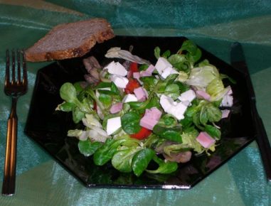 Blattsalat mit Schinken und Champignon