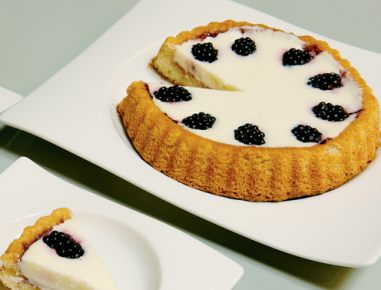 Topfentorte mit Preiselbeeren und Birnen
