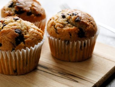 Muffins mit Mandeln und Schokoraspeln