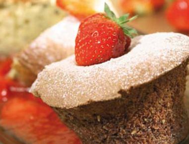 Kürbiskernsoufflé mit Erdbeerragout