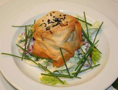 Strudelteigpackerl mit Hühnerhaxn & Erdnüssen auf Blattsalat