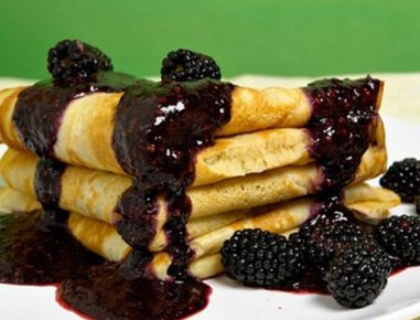 Palatschinken mit Brombeeren