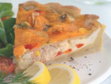 Quiche mit Kartoffeln, Thunfisch, und Chips