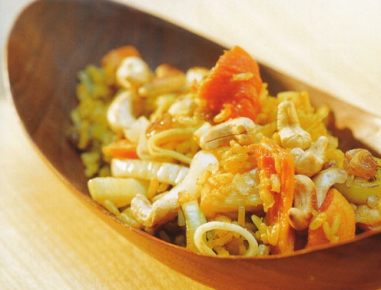 Curryreis mit getrockneten, exotischen Früchten