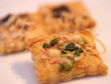 Blätterteig-Eckerl mit Käse und Pistazien