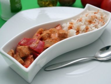 Putengeschnetzeltes in kräuterwürziger Tomatensauce