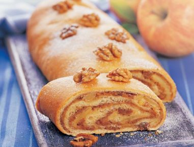Apfel- Germstrudel mit Nüssen