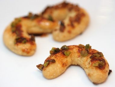 Käsekipferl mit Pistazien und Paprika