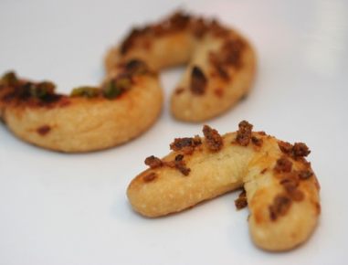 Käsekipferl mit Röstzwiebeln