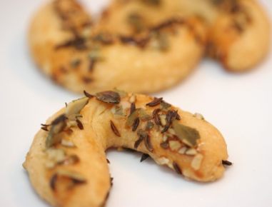 Käsekipferl mit Kürbiskernen