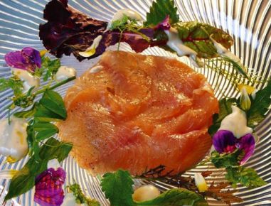 Gebeizte Seeforelle mit Salat, Blüten und Trüffel-Remoulade
