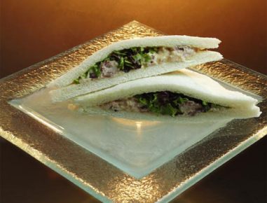 Tramezzini vom gebratenen Wels mit Trüffel- Remoulade und Kopfsalat