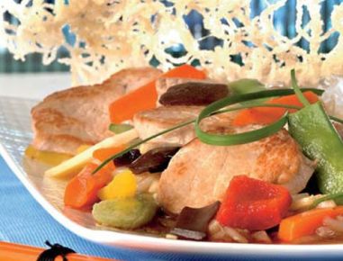 Filetscheiben mit Wok- Gemüse & knusprigen Glasnudeln