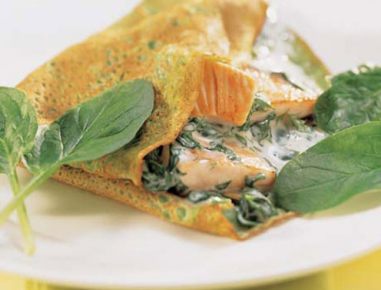 Spinatpalatschinken mit Lachs