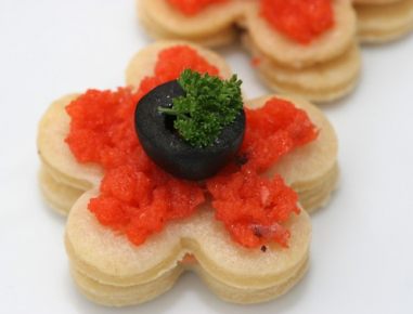 Mürbteigblumen mit Lachs