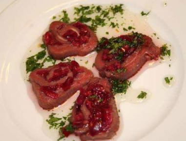 Carpaccioroulade gefüllt mit Himbeerchutney und Pfefferminz-Chili Sauce
