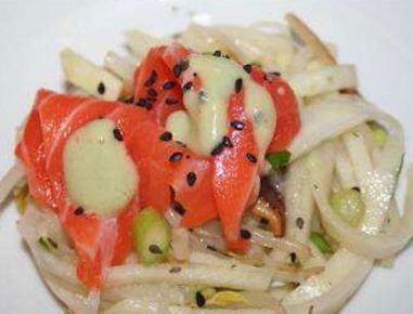 Asia Rohkostsalat mit Lachs Sashimi