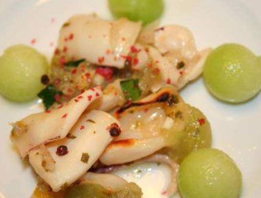 Salat von gegrillten Kalamari und Melone mit scharf-saurem Limettendressing