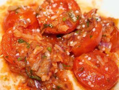 Geröstete Tomaten mit tunesischem Dressing