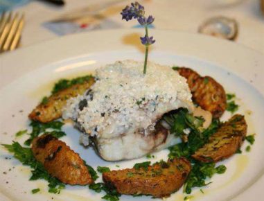 Branzino in Salbei-Salzkruste mit Kräuterkartoffeln