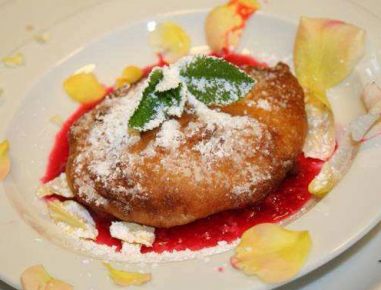 Gebackenes Eis mit heißen Himbeeren & Minze