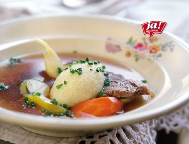 Rindsuppe mit Grießnockerl und Gemüse