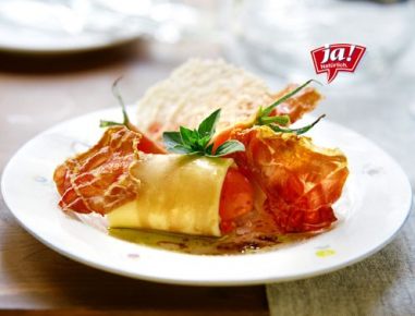 Paradeiser-Nudelsalat mit Prosciutto und Parmedurochips