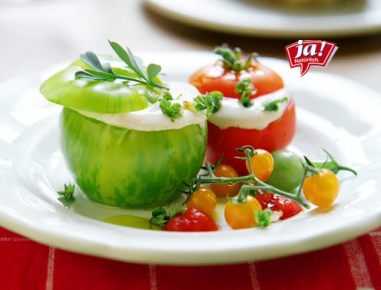 Salatparadeiser mit Sauerrahmmousse gefüllt